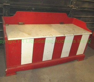 lot 293 image: Retro hinged lid toy boc needs cleaned