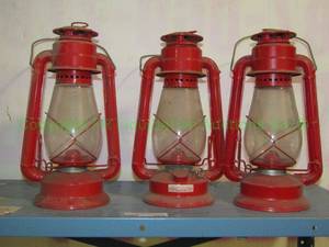 lot 305 image: Dietz junior kerosene hurricane lanterns