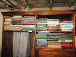 lot 308 image: LARGE ASSORTMENT OF BOOKS