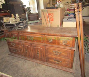 lot 273 image: Broyhill vanity dresser with mirrors