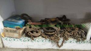 lot 363 image: LOT OF ASSORTED ITEMS INCLUDING CHAINS, PULLEYS, BATTERY AND MORE