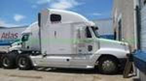 lot 463 image: 2011 Freightliner semi truck, Motor does not run needs repaired or replaced. VIN #1FUJBBCKX6LV08676