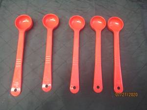 lot 372 image: TOTAL OF 5 CARLISLE 396005 RED MEASURE MISTER LONG HANDLE SPOON&nbsp&nbsp2oz&nbsp