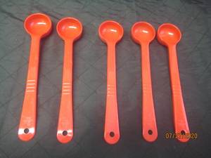 lot 373 image: TOTAL OF 5 CARLISLE 396005 RED MEASURE MISTER LONG HANDLE SPOON&nbsp&nbsp2oz&nbsp