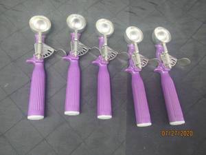 lot 374 image: TOTAL OF 5 VOLLRATH JACOB PRIDE 47147 PURPLE THUMB PRESS DISHER&nbsp ICE SCOOPS&nbsp&nbsp34 oz&nbsp