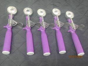 lot 375 image: TOTAL OF 5 VOLLRATH JACOB PRIDE 47147 PURPLE THUMB PRESS DISHER&nbsp ICE SCOOPS&nbsp&nbsp34 oz