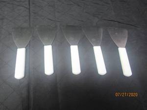 lot 376 image: TOTAL OF 5 DON 1116937 STAINLESS STELL EDGE GRILL SCRAPERS&nbsp
