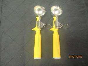 lot 377 image: DUO VOLLRATH 47144 YELLOW HANDLE ICE CREAM SCOOPS&nbsp&nbsp1 58 oz&nbsp