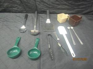 lot 383 image: TOTAL OF 12 PC VOLLRATH &amp CARLISLE ASSORTED KITCHEN SUPPLIES&nbsp