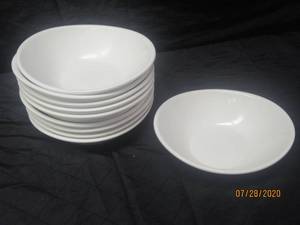 lot 408 image: TOTAL OF 10 CARLISLE 43063N42 FLARED CREAM MELAMINE&nbsp 10 DIAM DURAWARE BOWLS&nbsp
