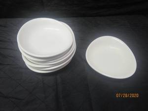lot 409 image: TOTAL OF 8 CARLISLE 43063N42 FLARED CREAM MELAMINE 9 DIAM DURAWARE BOWLS&nbsp