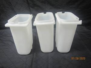 lot 414 image: TOTAL OF 3 SERVER WHITE&nbsp FOUNTAIN JARS 82557&nbsp3 12 QT&nbspFOUNTAIN JARS CAN BE DROPPED INTO A COUNTERTOP CUTOUT OR PLACED INTO YOUR TOPPING RAIL,BAR OR FOUNTAIN