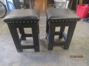 lot 449 image: DUO NAILHEAD BLACK LEATHER&nbsp BAR STOOLS 16X16 X 26 TALL