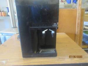 lot 451 image: OASIS COUNTER TOP HOTCOLD WATER DISPENSER IN WORKING CONDITION