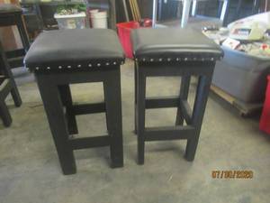 lot 446 image: DUO NAILHEAD BLACK LEATHER BAR STOOLS 16X16 X 31 TALL