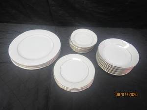 lot 4 image: 23 PIECE SAKURA CLASSIC GOLD CHINA 1997 DINNERWARE&nbsp&nbspDINNER PLATES , DESSER PLATES, SAUCERS, SALAD BOWL&nbsp