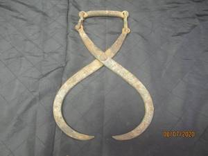 lot 5 image: ANTIQUE ICE BLOCK TONGS HAY BALE CARRIER CAST IRON PRIMITIVE FARM TOOL