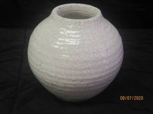 lot 11 image: WHITE CERAMIC VASE&nbsp