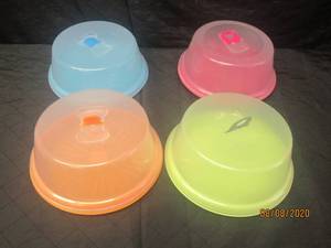 lot 15 image: TOTAL OF 4 PORTABLE PLASTIC CAKE PLATE COVERS&nbspBLUE,PINK,ORANGE ,YELLOW&nbsp