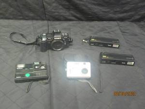lot 23 image: TOTAL OF 5 VINTAGE ASSORTED CAMERAS&nbsp- KODAK STAR 110- KEYSTONE 1040 EVERFLASH&nbsp&nbsp- POLAROID&nbsp PDC 4055&nbsp&nbsp-MINOLTA 7000 MAXXUM