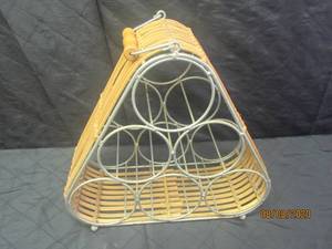 lot 39 image: WICKER &amp SILVER 6 BOTTLE HOLDER WINE RACK WITH CARRY HANDLE&nbsp