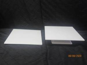 lot 42 image: DUO WHITE&nbsp MELAMINE SQUARE CAKE PLATES CASUAL&nbsp 13X13&nbsp&nbsp- ONLY ONE WITH CAKE STAND&nbsp