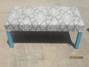 lot 492 image: FABRIC COVERED WOODEN BENCH��39 L X 19 X 17 H