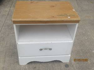 lot 495 image: SINGLE DRAWER WOOD� END TABLE NIGHT STAND WITH� CUBB