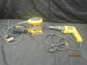 lot 167 image: DUO DEWALT PALM SANDER&nbsp 14 SHEET D26441 &amp&nbsp VSR DRYWALL SCREW DRIVER DW255 BOTH TESTED AND WORKS