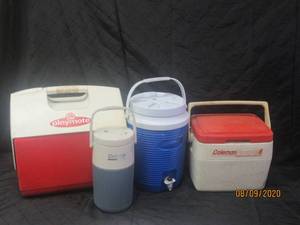 lot 79 image: TOTAL OF 4 COLEMAN ,RUBBERMAID,PLAYMATE IGLOO