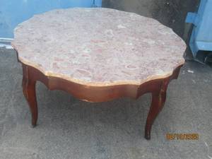 lot 154 image: VICTORIAN STYLE VINTAGE MARBLE TOP COFFEE TABLE&nbsp&nbsp3FT DIAM X 17 H&nbsp