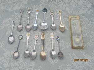 lot 174 image: TOTAL OF 14 VINTAGE SILVER COLLECTIBLE SOUVENIR SPOONS&nbsp