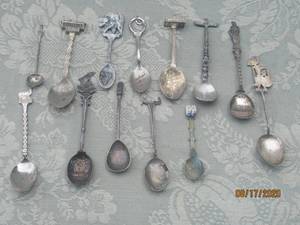 lot 175 image: TOTAL OF 13 VINTAGE SILVER COLLECTIBLE SOUVENIR SPOONS