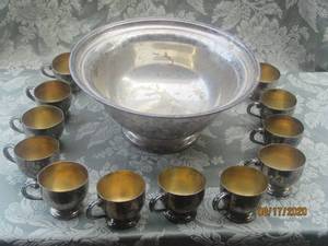 lot 181 image: VINTAGE TOWLE SILVER PLATED PEDESTAL&nbsp PUNCH BOWL WITH 12 TOWLE SILVER PLATED REDESTAL CUPS&nbsp