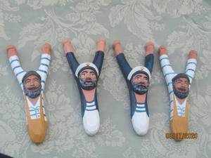 lot 184 image: TOTAL OF 4 HAND CARVED AND PAINTED WOODEN&nbsp SLINGSHOTS&nbsp