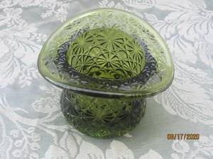 lot 188 image: FENTON DAISY AND BUTTON&nbsp GREEN GLASS TOP HAT&nbsp