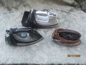 lot 198 image: TOTAL OF 3 IRONS&nbsp- VINTAGE KNAPP MONARCH&nbsp- HAMILTON BEACH 142102&nbsp&nbsp- PROCTOR SILEX STEAM &amp REACH 11420 WITH IRON HOLDER