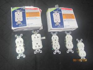 lot 203 image: LOT OF WHITE LEVITON OUTLETS&nbsp&nbsp- TOTAL OF 11&nbsp