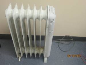 lot 206 image: LAKEWOOD HEATER&nbsp 7096&nbspTESTED &amp WORK&nbsp- BACK LEG MISSING PLASTIC CASTERS&nbsp