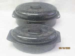 lot 214 image: TOTAL OF 2 VINTAGE GRANITE WARE ENAMEL SPECKLED&nbsp OVAL ROASTERS WITH LIDS&nbsp&nbsp- 14 L&nbsp &amp 13 L&nbsp&nbsp
