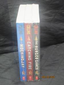 lot 222 image: SUZANNE COLLINS&nbsp NEW 3 BOOK SET&nbsp&nbsp- THE HUNGER GANG&nbsp- CATCHING FIRE&nbsp&nbsp- MOCKING JAY&nbsp