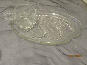 lot 216 image: TOTAL OF 8 SETTING 16 PC VINTAGE HOMESTEAD FEDERAL GLASS SNACK PLATE SETS . &nbsp&nbsp8 -LUCHEON PLATES&nbsp&nbsp8 -CUPS (&nbsp MORE PICS COMING )