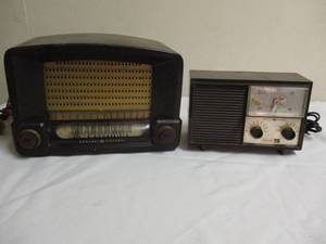 lot 29 image: 2-Vintage- Table Top Radios