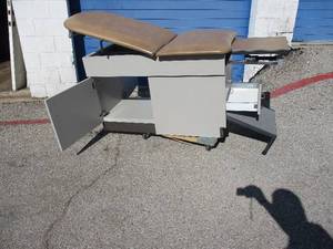 lot 100 image: Clinton Exam  MassageTreatment Table