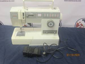 lot 27 image: SINGER MERRITT SEWING MACHINE 9444