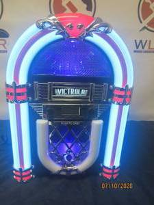 lot 30 image: VICTROLA BY INNOVATIVE TECH DESKTOP BLUETOOTH JUKEBOX VJB-125