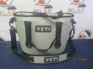lot 34 image: NEW YETI HOPPER FLIP 12 SOFT COOLER