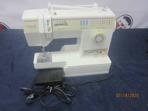 lot 83 image: SINGER SEWING MACHINE 9410&nbsp