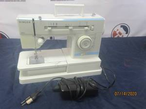 lot 87 image: SINGER SEWING MACHINE 8606