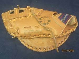 lot 104 image: SPALDING RON FAIRLY PROFESSIONAL MODEL GLOVE&nbsp